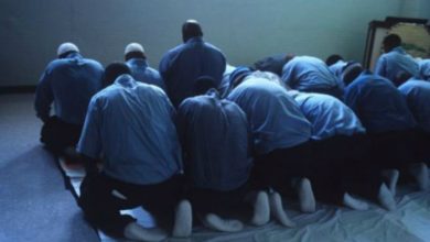 أساليب التعذيب في سجون هيئة تحرير الشام : الأسلوب التَّاسع عشر: منع أداء بعض شعائر الدِّين