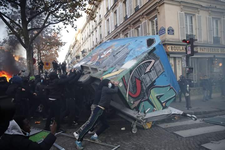 مظاهرات ضخمة في باريس ومدن فرنسا ضد قانون الأمن الشامل الذي قدمه ماكرون لتضمنه فقرة تجرم نشر صور أفراد الشرطة