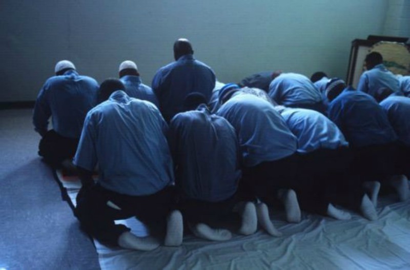أساليب التعذيب في سجون هيئة تحرير الشام : الأسلوب التَّاسع عشر: منع أداء بعض شعائر الدِّين